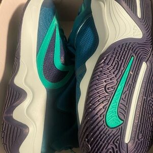 GIANNIS IMMORTALITY 3
GEODE TEAL/STADIUM GREEN
BLEU CANARD GEODE/VERT no lid NWT